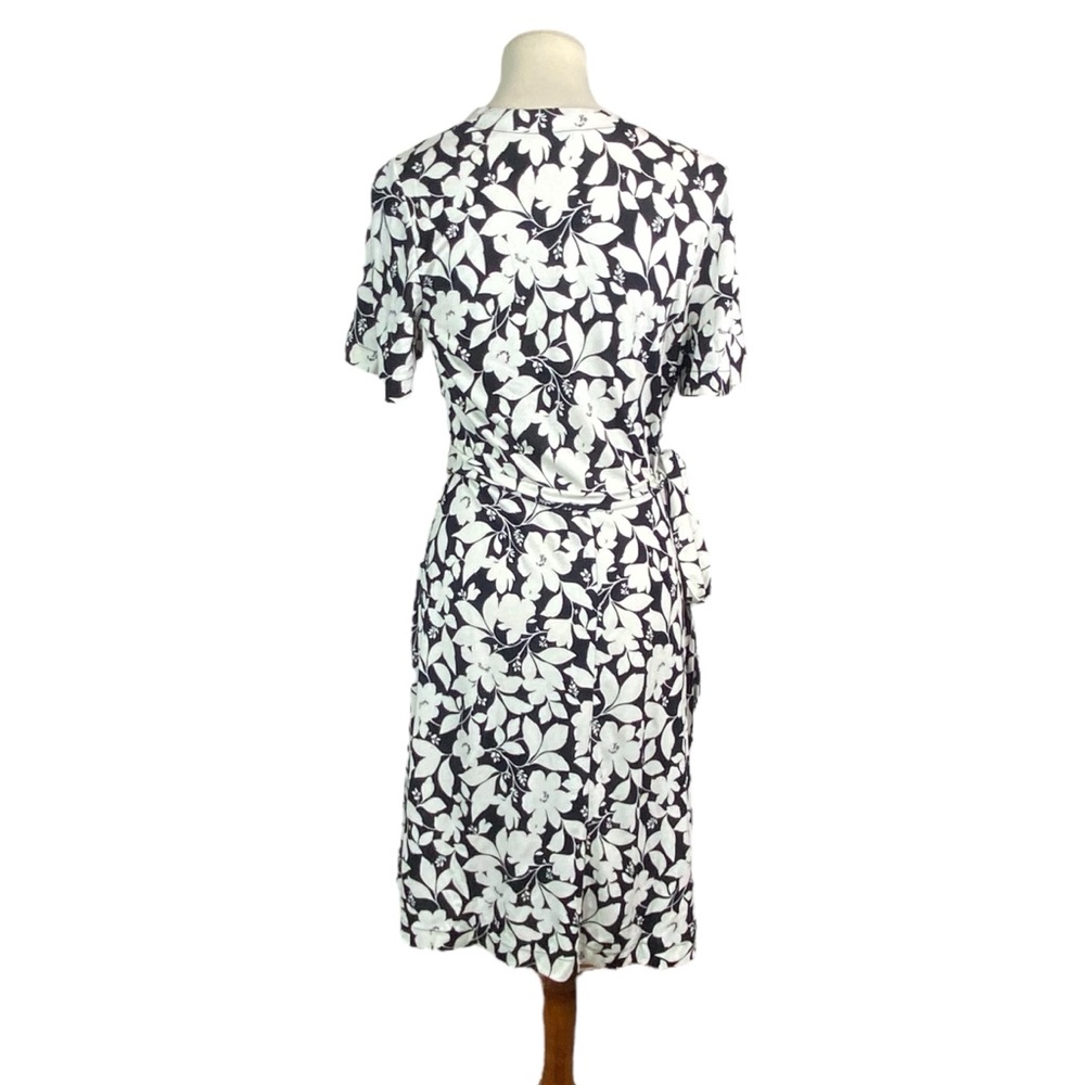 Woman’s Ann Taylor black and white floral wrap dress size 12P (petite) - Picture 2 of 3